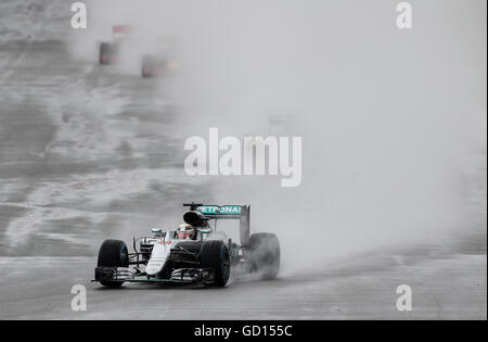 Mercedes Lewis Hamilton (links) geht in die erste Kurve nach der einen Sicherheit Auto Start während des 2016 British Grand Prix in Silverstone, Towcester. Stockfoto