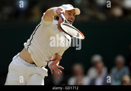 Andy Murray bei der Herren Einzel Finale gegen Milos Raonic am Tag 13 der Wimbledon Championships bei den All England Lawn Tennis and Croquet Club, Wimbledon. Stockfoto