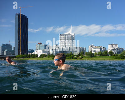 Wien, Wien: Vater und Sohn / Mann und der junge Baden in der neuen Donau vor der DC Tower und der Donau City, Österreich, Wien, 22. Stockfoto