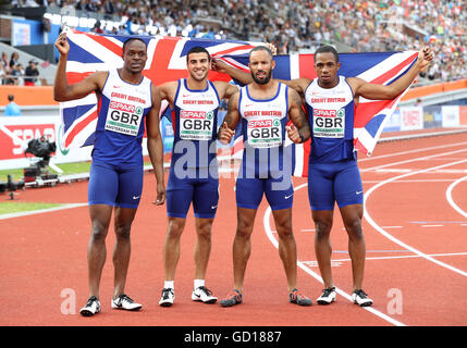 (L-R) Der Brite James Dasaolu, Adam Gemili, James Ellington und Chijindu Ujah feiern nach dem Gewinn der Männer 4x100m Staffel Finale während die Männer Hochsprung letzte Tag fünf der 2016 sportliche Europameisterschaften im Olympiastadion Amsterdam. Stockfoto