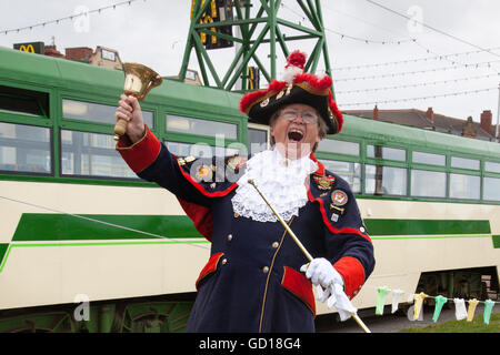 Der englische Stadtkriter oder Bellman, ein Offizier eines königlichen Hofes oder einer öffentlichen Behörde von Blackpool. Barry McQueen eröffnet die Veranstaltung am Meer. Ausstellungen und Ausstellungen an der Südküste für den Strick-Weltrekord, bei dem versucht wird, die meisten Menschen an einem Ort gleichzeitig stricken zu lassen. Stockfoto