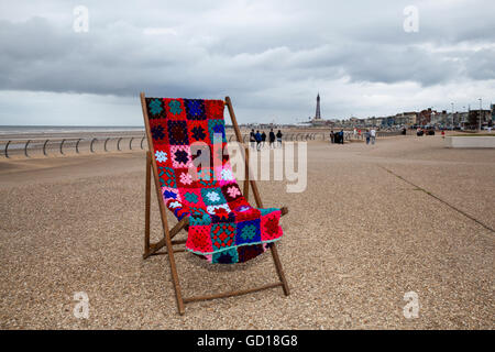 Blackpool, Lancashire, 10. Juli 2016. Gestrickte Liegestuhl, eines der Exponate und zeigt an der South Shore für die strickerei Weltrekord Versuch, die die meisten Menschen in einem Ort gleichzeitig stricken zu haben. Der vorliegende Datensatz steht bei 3.089 Menschen, in London. Susanne Johnson (Veranstalter), fiel vor kurzem Foul des Rates, wenn sie Garn - Bond Street ohne Erlaubnis bombardiert, indem sie bunte gestrickte Dekorationen auf Lampe - Beiträge und Stadtmöblierung, Bit der Rat nachgegeben und erlaubt den Rekordversuch, um voran zu gehen. Stockfoto