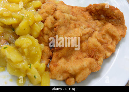 Wien, Wien: Wiener Schnitzel mit Kartoffelsalat, Österreich, Wien, Stockfoto