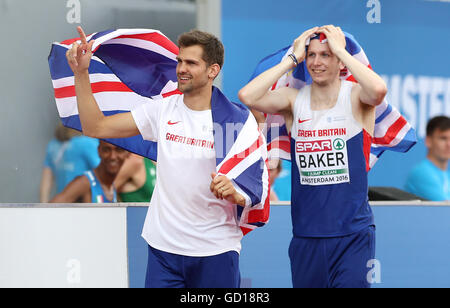 Der Brite Robbie Grabarz (links) und Chris Baker feiern nach dem Gewinn von Silber und Bronze jeweils in die Männer Hochsprung Finale während der Männer Hochsprung Finale tagsüber fünf der 2016 sportliche Europameisterschaften im Olympiastadion Amsterdam. Stockfoto