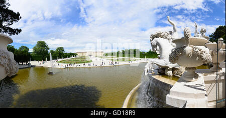 Wien, Wien: Schloss Schönbrunn: Blick auf den Neptun-Brunnen, Schloss, Österreich, Wien, 13. Stockfoto