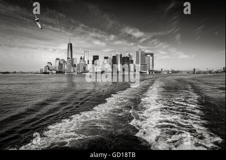 & Schwarz-weiß Stadtansicht Blick auf Lower Manhattan von New York Harbor einschließlich Financial District Wolkenkratzer. New York City Stockfoto