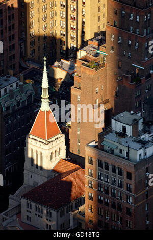 Luftaufnahme der Kirche unseres Erlösers und Penthouse Dächer bei Sonnenuntergang. Murray Hill Historic District in New York City Stockfoto