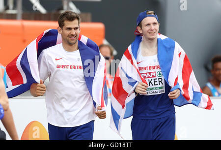 Der Brite Robbie Grabarz (links) und Chris Baker feiern nach dem Gewinn von Silber und Bronze jeweils in die Männer Hochsprung Finale während der Männer Hochsprung Finale tagsüber fünf der 2016 sportliche Europameisterschaften im Olympiastadion Amsterdam. Stockfoto