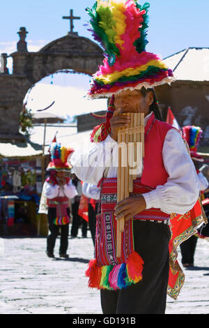 TAQUILE, PERU - 29. Juli 2012: Musiker und Tänzer während eines Festivals auf der Insel Taquile im Titicacasee in Peru Puno. Stockfoto