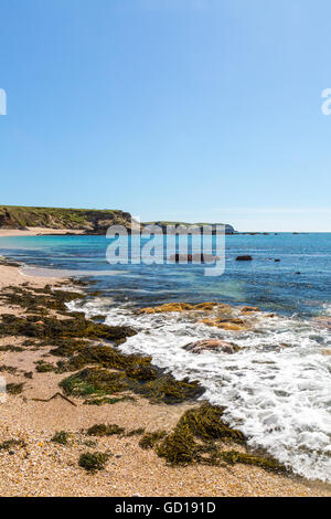 Eine Flut stürzt über Meer geglättet Felsen am Yarmer Strand, Thurlestone, Devon, England, UK Stockfoto