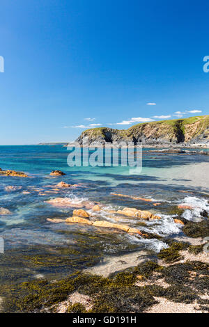 Eine Flut stürzt über Meer geglättet Felsen am Yarmer Strand, Thurlestone, Devon, England, UK Stockfoto