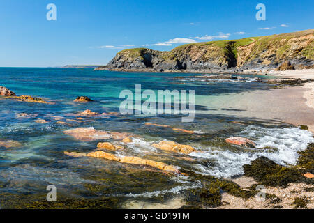 Eine Flut stürzt über Meer geglättet Felsen am Yarmer Strand, Thurlestone, Devon, England, UK Stockfoto