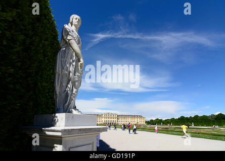 Wien, Wien: Schönbrunn Gärten: Statue und Blick auf die Burg, Österreich, Wien, 13. Stockfoto