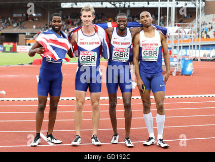 (L-R) Großbritanniens Delano Williams, Jack Green, Rabah Yousif und Matthew Hudson-Smith nach dem dritten Platz in der Männer 4x400m Staffel Finale, während die Männer Hochsprung letzte Tag fünf der European Athletic Championships 2016 im Olympiastadion Amsterdam zu feiern. Stockfoto