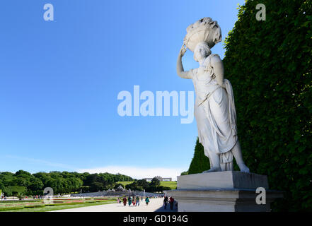 Wien, Wien: Schönbrunn Gärten: Statue mit Blick auf die Gloriette, Österreich, Wien, 13. Stockfoto