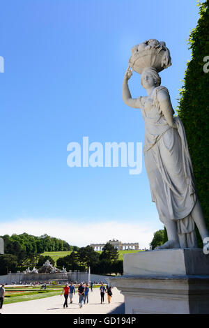 Wien, Wien: Schönbrunn Gärten: Statue mit Blick auf die Gloriette, Österreich, Wien, 13. Stockfoto