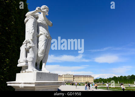 Wien, Wien: Schönbrunn Gärten: Statue und Blick auf die Burg, Österreich, Wien, 13. Stockfoto