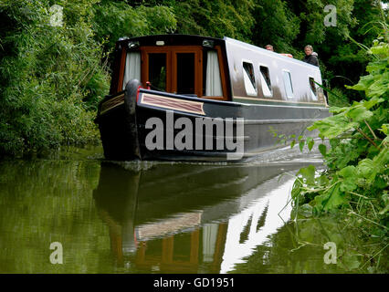 Grachtenboot auf dem Kennet und Avon Kanal, alle Canning, Devizes, Wiltshire, Großbritannien Stockfoto