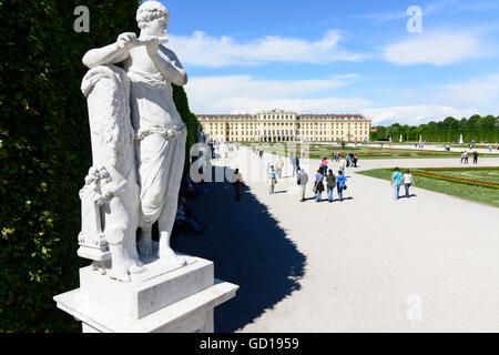 Wien, Wien: Schönbrunn Gärten: Statue und Blick auf die Burg, Österreich, Wien, 13. Stockfoto