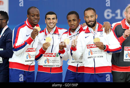 (L-R) Der Brite James Dasaolu, Adam Gemili, Chijindu Ujah und James Ellington feiern mit ihren Goldmedaillen auf dem Podium nach dem Gewinn der Männer 4x100m Staffel Finale während die Männer Hochsprung letzte Tag fünf der 2016 sportliche Europameisterschaften im Olympiastadion Amsterdam. Stockfoto