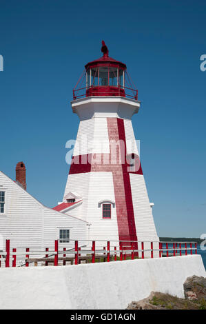 Kopf Harbour Lighthouse Tower mit seinen einzigartigen bemalten Kreuz an einem sonnigen Tag in Campobello Island, Kanada. Stockfoto