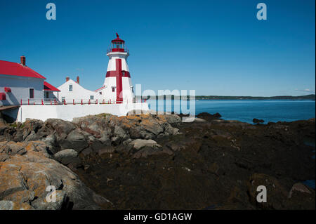 Hafen Head Lighthouse bei Ebbe auf einer ruhigen Sommertag. Es ist bekannt für in einem unverwechselbaren lackiert Kreuz für Seeleute aus größeren Entfernungen zu sehen. Stockfoto