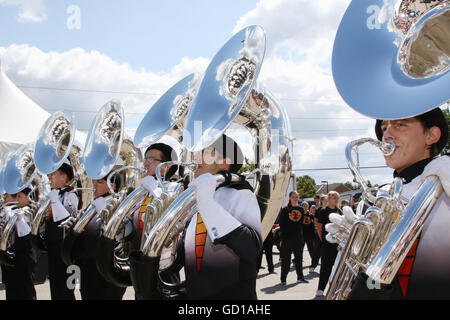 Sousaphon Spieler. Springfield High School Marching Band im Konzert. Beavercreek Popcorn Festival. Beavercreek, Dayton, Ohio, U Stockfoto