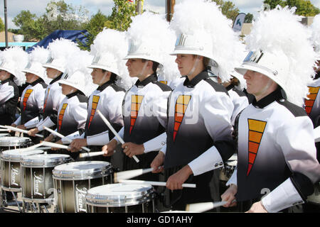 Trommler. Springfield High School Marching Band im Konzert. Beavercreek Popcorn Festival. Beavercreek, Dayton, Ohio, USA. Stockfoto