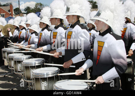 Trommler. Springfield High School Marching Band im Konzert. Beavercreek Popcorn Festival. Beavercreek, Dayton, Ohio, USA. Stockfoto