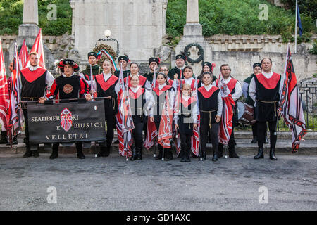 Zeigen Sie 9. Juli Musiker, Fahnenschwinger und Feuerschlucker in Velletri, für die fünfte Ausgabe von "Anno Domini 1495" Stockfoto