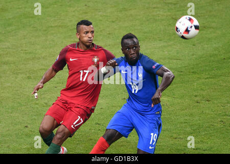 Portugals Nani (links) und Frankreichs Bacary Sagna Kampf um den Ball im Finale UEFA Euro 2016 im Stade de France, Paris. Stockfoto