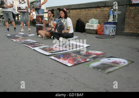 Napoli, Italien. 10. Juli 2016. Die Tierrechte Verein Voce Animale 260 manifestiert sich in der Straße, über die Schrecken der Fabrik, Bauernhöfe und Schlachtung aller Tiere mit einem Flash-Mob zu informieren. © Salvatore Esposito/Pacific Press/Alamy Live-Nachrichten Stockfoto