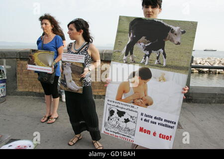 Napoli, Italien. 10. Juli 2016. Die Tierrechte Verein Voce Animale 260 manifestiert sich in der Straße, über die Schrecken der Fabrik, Bauernhöfe und Schlachtung aller Tiere mit einem Flash-Mob zu informieren. © Salvatore Esposito/Pacific Press/Alamy Live-Nachrichten Stockfoto