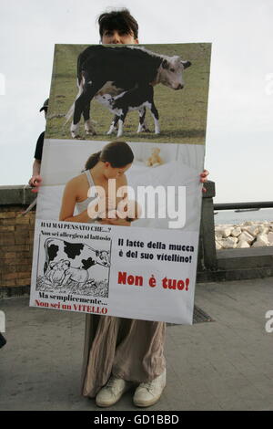 Napoli, Italien. 10. Juli 2016. Die Tierrechte Verein Voce Animale 260 manifestiert sich in der Straße, über die Schrecken der Fabrik, Bauernhöfe und Schlachtung aller Tiere mit einem Flash-Mob zu informieren. © Salvatore Esposito/Pacific Press/Alamy Live-Nachrichten Stockfoto