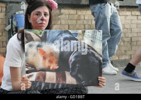 Napoli, Italien. 10. Juli 2016. Die Tierrechte Verein Voce Animale 260 manifestiert sich in der Straße, über die Schrecken der Fabrik, Bauernhöfe und Schlachtung aller Tiere mit einem Flash-Mob zu informieren. © Salvatore Esposito/Pacific Press/Alamy Live-Nachrichten Stockfoto