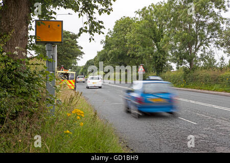 A583, Preston New Road, der nicht funktionierenden redundanten Gatso mit fester Drehzahl Kamera und mobile Polizei Laser van von Lancashire Constabulary, Blackpool betrieben. Stockfoto