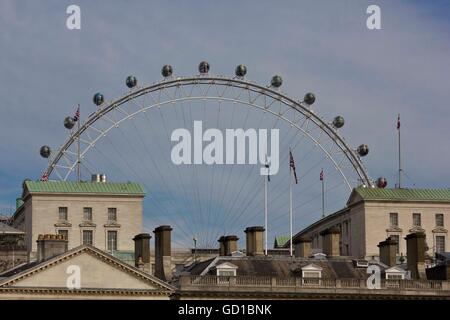 LONDON, Vereinigtes Königreich - 11. September 2015: Dach schließen sich die Horse Guard-Palast in London mit dem Millennium Wheel in der Stockfoto