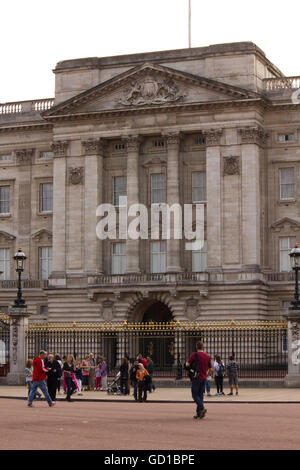 LONDON, Vereinigtes Königreich - 11. September 2015: Buckhingham Palace in London, Blick von der Straße der Gebäudefassade mit peopl Stockfoto