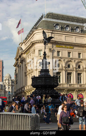 LONDON, Vereinigtes Königreich - 11. September 2015: Shaftesbury-Gedenkbrunnen am Piccadilly Circus Square in London, mit Menschen aro Stockfoto