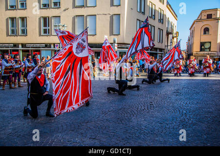Zeigen Sie 9. Juli Musiker, Fahnenschwinger und Feuerschlucker in Velletri, für die fünfte Ausgabe von "Anno Domini 1495" Stockfoto