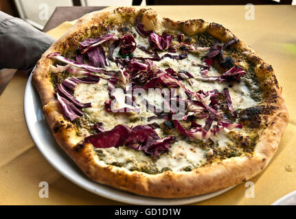 Pizza Radicchio und Käse in Neapel, Kampanien, Italien, Europa Stockfoto