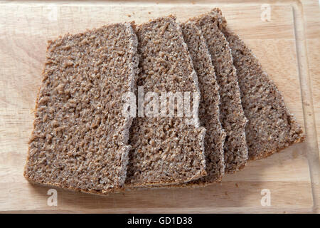 Scheiben Vollkornbrot auf einem Holzbrett Stockfoto