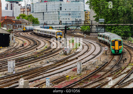 Züge der Victoria Wartung Depot auf ihrem Weg in und aus Victoria Station in London UK. Stockfoto