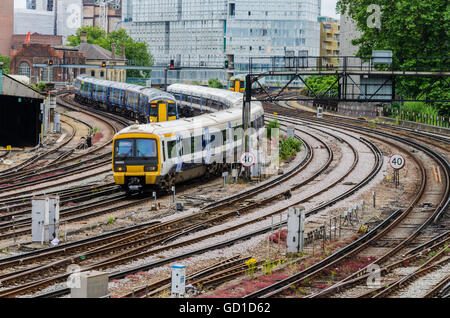 Züge der Victoria Wartung Depot auf ihrem Weg in und aus Victoria Station in London UK. Stockfoto