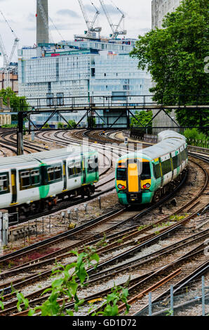 Züge der Victoria Wartung Depot auf ihrem Weg in und aus Victoria Station in London UK. Stockfoto