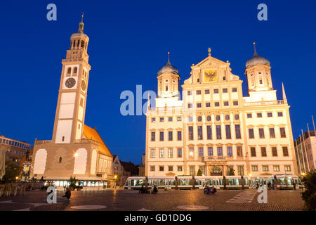 Rathausplatz-Platz bei Nacht, Perlach-Turm, Rathaus, Augsburg, Bayern Stockfoto