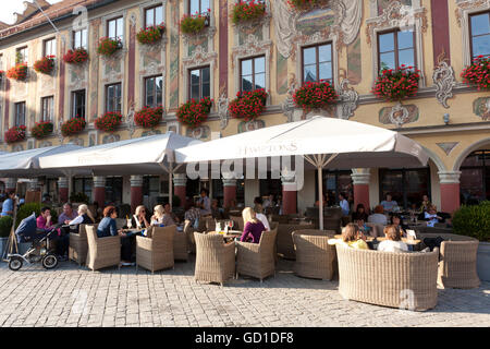 Cafe und Restaurant Hamptons im Steuerhaus Gebäude am Marktplatz, Memmingen, Allgäu, Bayern Stockfoto