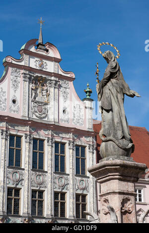 Marienbrunnen Brunnen vor dem Rathaus mit Stuck Fassade von 1719, Landsberg bin Lech, Bayern Stockfoto