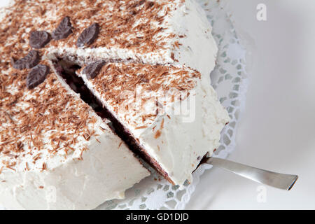 Schwarzwälder Kirschtorte, Kuchen auf Tortenheber Stockfoto