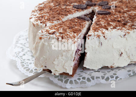 Schwarzwälder Kirschtorte, Kuchen auf Tortenheber Stockfoto